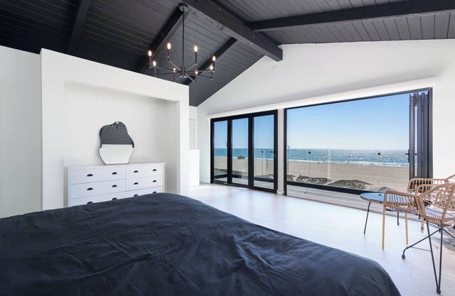 Oceanfront 3-Story Beach House – Luxurious Sunset Beach, Huntington Beach