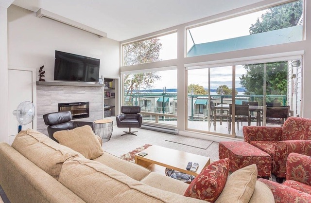 Oceanfront Condo: Your Getaway by the Sea