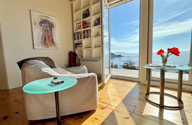 Oceanfront Cottage with Stunning Views 2 nmin. to Beach, near Cabot Trail & Park