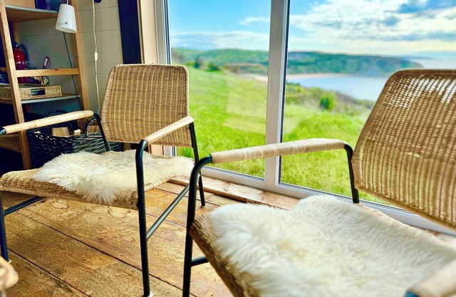 Oceanfront Cottage with Awesome Views, 2 min. to Beach, near Cabot Trail & Park