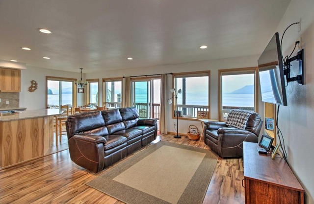 Oceanfront Craig Apt Grill, Fishing On-Site!