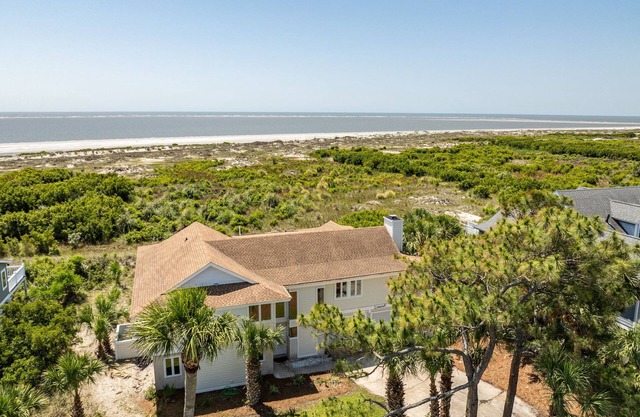 Oceanfront, elevator, 5 bedrooms, 4 KING beds, Hot Tub, spacious, super clean