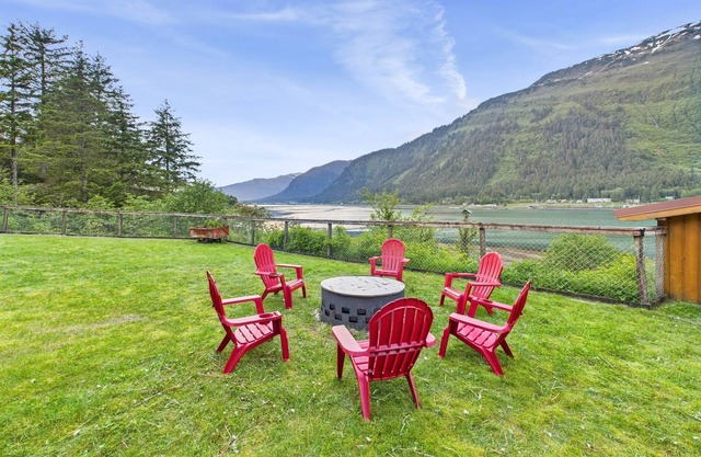 Oceanfront Fire Pit, Decks, Large Yard, Views!