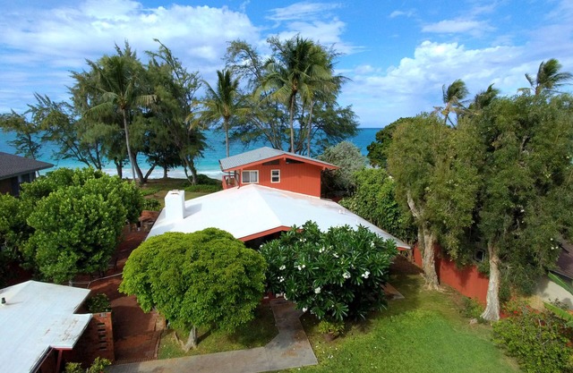 Oceanfront Gem! Private home on Waimanalo Beach - Nov. Dec. Last Minute Discount