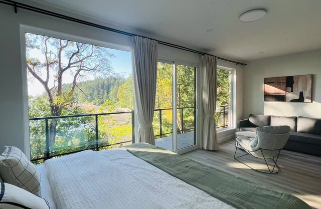 Oceanfront Guest Floor with King beds/Beach access