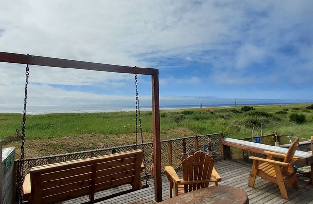 Oceanfront Home -Beach Path-Great Views-Kid/Dog Friendly-Fireplace-Deck-BBQ-WIFI