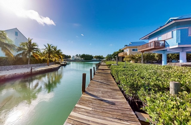 Oceanfront house with dock, kayaks, deck, fast WiFi, central AC & washer/dryer