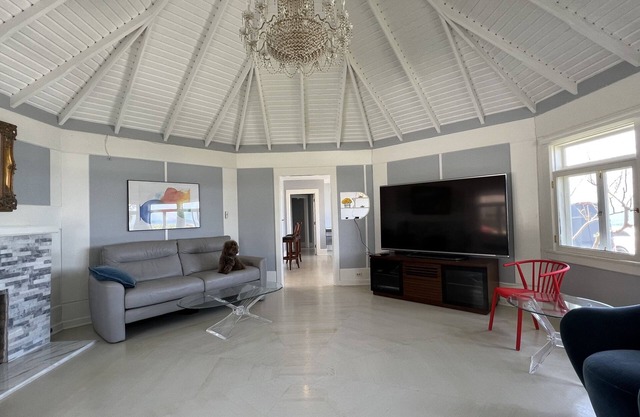 Oceanfront Landmark House downstair next to the beach Panoramic Ocean Views!