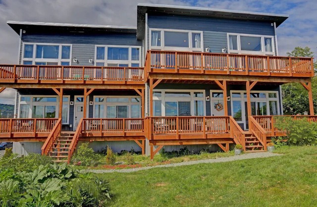 Oceanfront Luxury Apartment Overlooking Kachemak Bay and Homer Spit!
