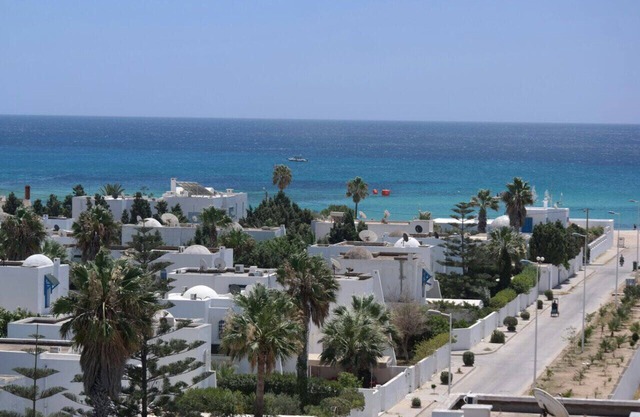 Oceanfront Luxury Retreat: 3BR Gem with Spectacular sea view & secure parking