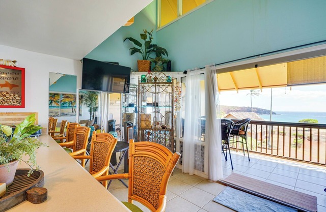 Oceanfront Maunaloa Condo, Steps to Pool & Beach!
