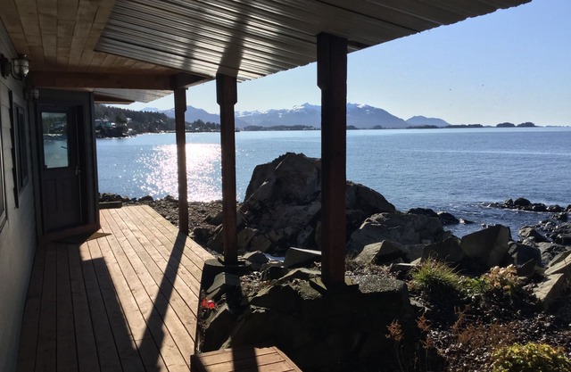 Oceanfront! Otter's Den A Coastal Retreat at Raven's Roost