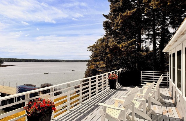Oceanfront Retreat on Dyers Bay With Amazing Sunsets! Fishing off dock