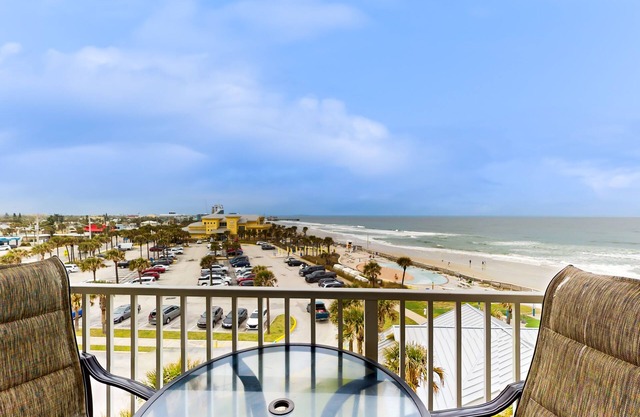 Oceanfront studio with balcony, pool, hot tub, beach access & ideal location