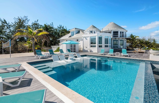 OCEANFRONT, with spectacular infinity pool on Tar Bay. An Exuma paradise.