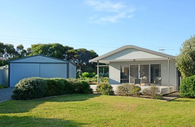 Oceans 5, fire pit, family and pet friendly. Wifi