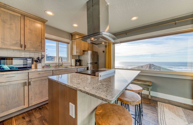 Oceanside Inn #6 - Upstairs Unit