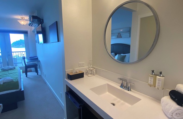 Oceanview King Bedroom - Mayne Island Resort