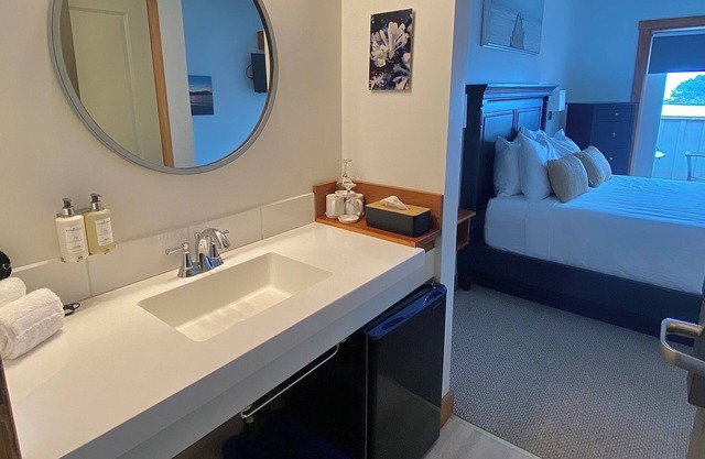 Oceanview Queen Bedroom - Mayne Island Resort