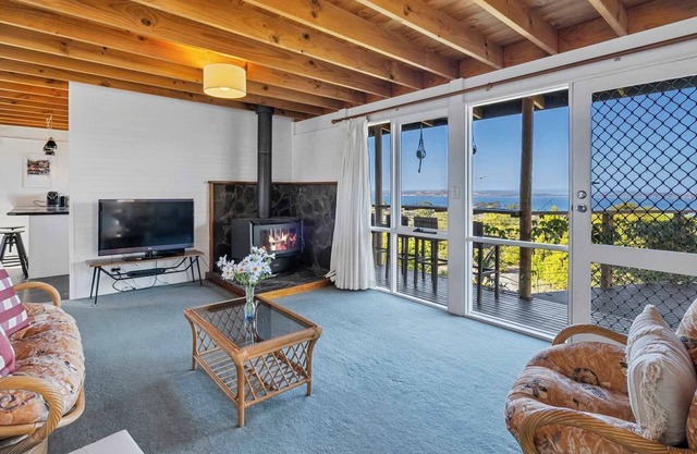 "Oceanview Retreat" - 20kms from CBD - Sleeps 8.