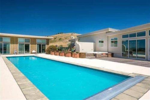 Oceanview Suite in an 6-bedroom luxury villa