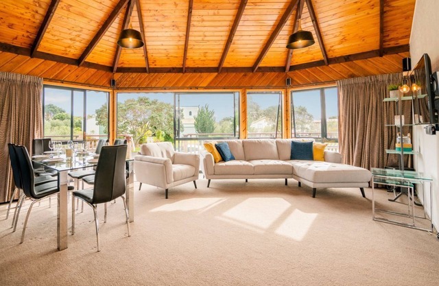 Octagon by the Beach - less than 100m to Matarangi Beach