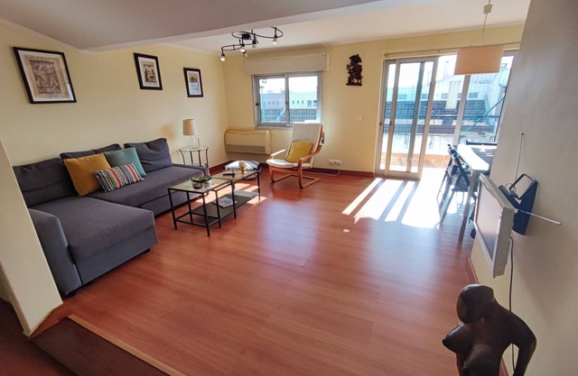 Oeiras, 2 bedroom apartment w/balcony and barbecue next to Parque dos Poetas