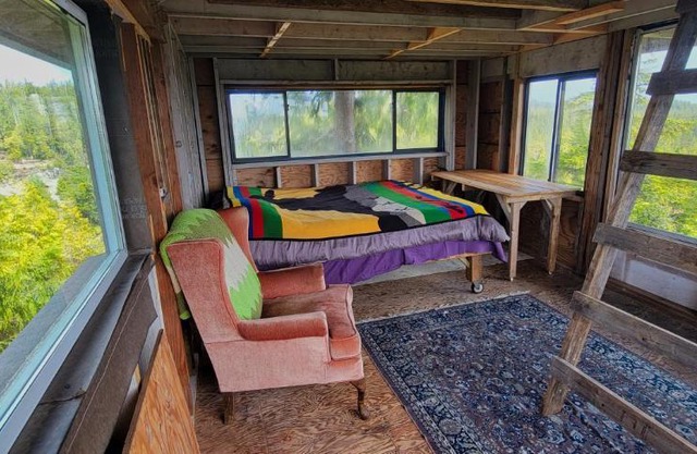 Off grid tiny home: the Seer tree house Medicine Farm