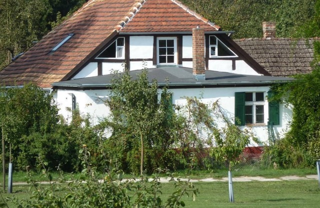 Old farmhouse in a large orchard directly on the Oder dike