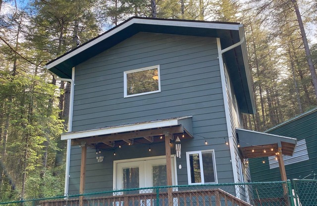 Old Forest Cottage on Douglas Island. Five-minute drive to downtown Juneau!