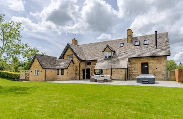 Old Laundry - a sudeley castle cottage that sleeps 12 guests in 6 bedrooms