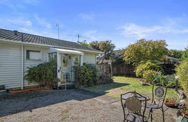 Olive Terrace - Paraparaumu Holiday Home