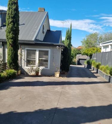 Olivers Hill apartment