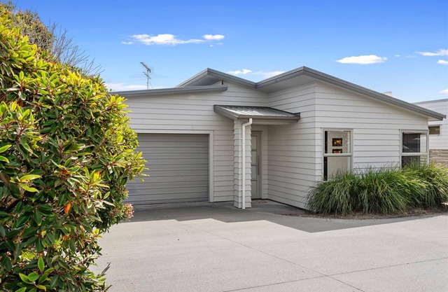 Omaha Getaway just minutes stroll from stunning Omaha beach 🏝️