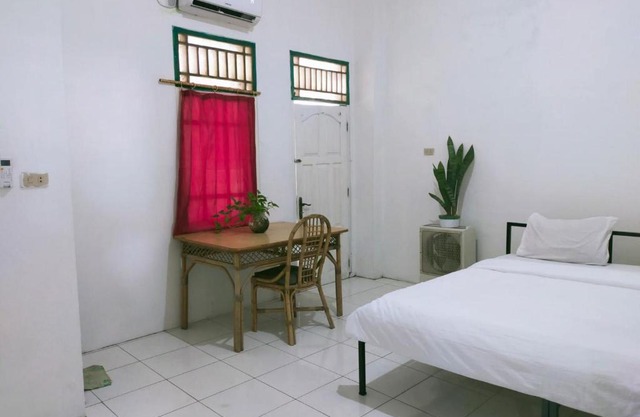 Ombai Guest House 27 Syariah Mitra RedDoorz