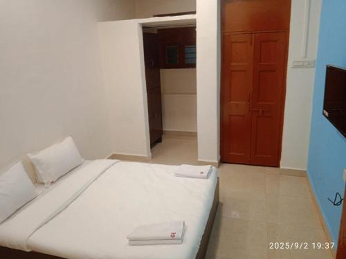 Omkar Galaxy Executive Guest House & AC Dormitory Nr Nesco Mumbai