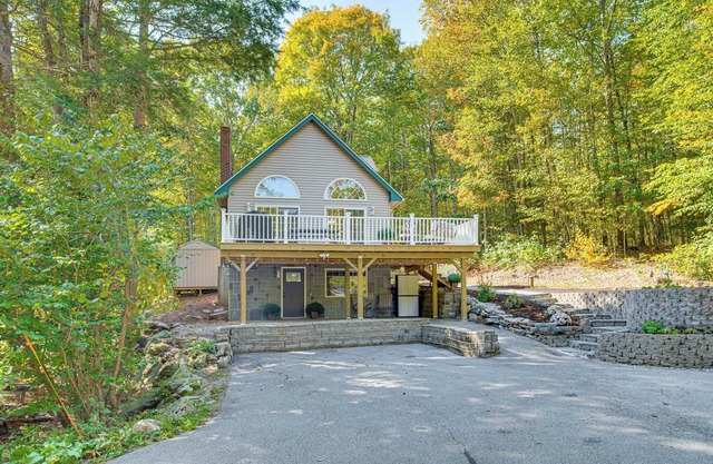 On Baxter Lake: Wooded Retreat Near Trails
