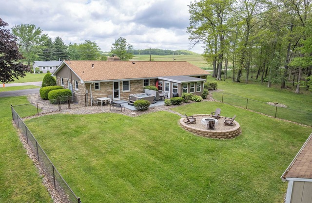On Deep Creek Time: Lake Area, Hot Tub, Pool Table, Fireplace!
