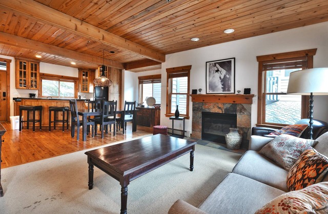 On Deer Valley Drive - Easy Walk/Shuttle to Skiing and Main St.
