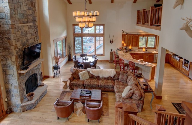 ON SALE! Huge 5 BD Dog Friendly, Hot Tub, Great Reviews