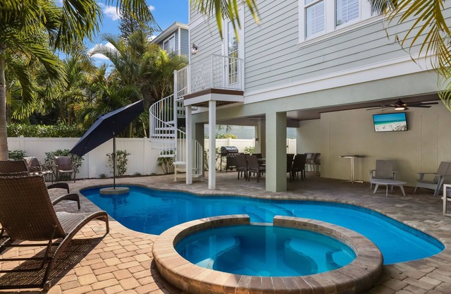 On the BEACH block! Luxury home, Pool and Spa, stay and relax with your friends!