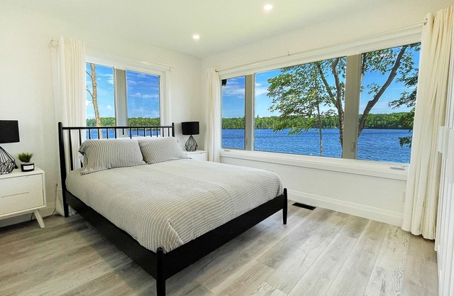 On The Point-Panoramic Waterfront Cottage Rental