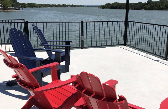 On the water Lakehouse, Waterfront Views, Open Water, - With Shade