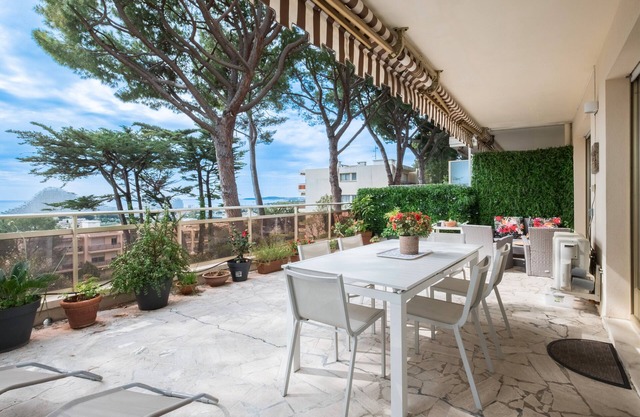 One-bedroom apartment with sea view, pool, and tennis court