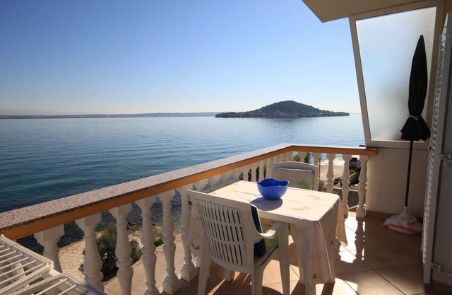 One bedroom apartment near beach Preko, Ugljan (A-8384-b)