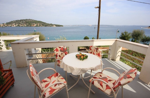 One bedroom apartment near beach Kali, Ugljan (A-8503-b)