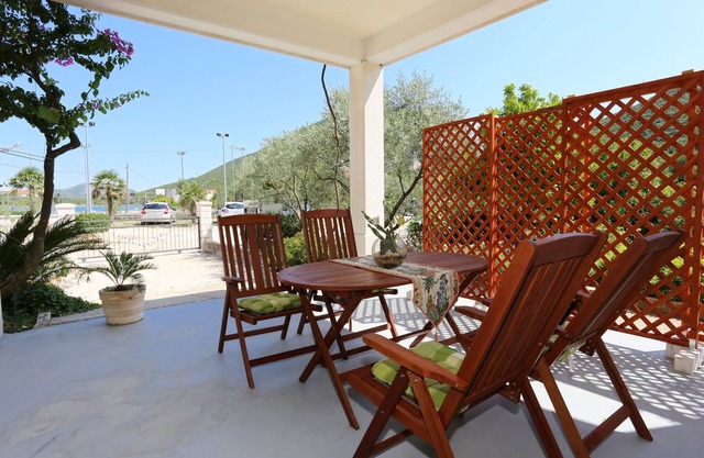 One bedroom apartment with terrace and sea view Mali Ston, Pelješac (A-10226-a)