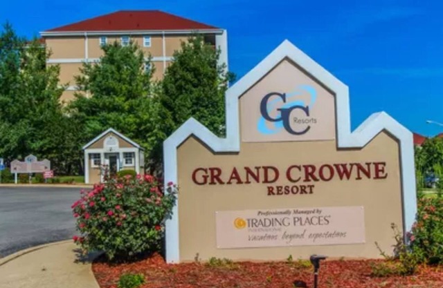 One Bedroom Suite (949 sq ft) on top of foothill of Ozarks near center of strip