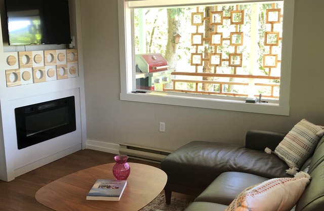 One of a kind private ocean front, beach, cave, 1 bedroom private cottage gem.