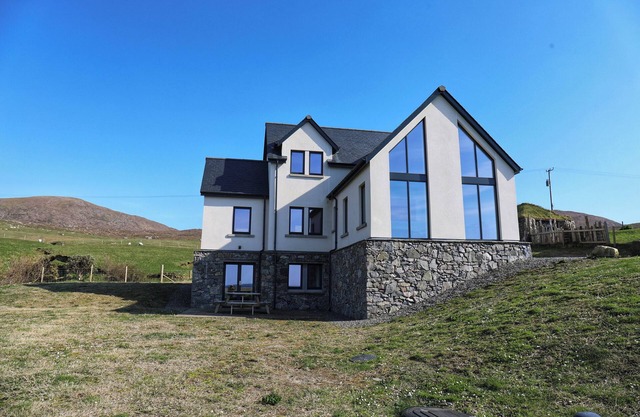 ONE SEA, pet friendly, luxury holiday cottage in Leverburgh
